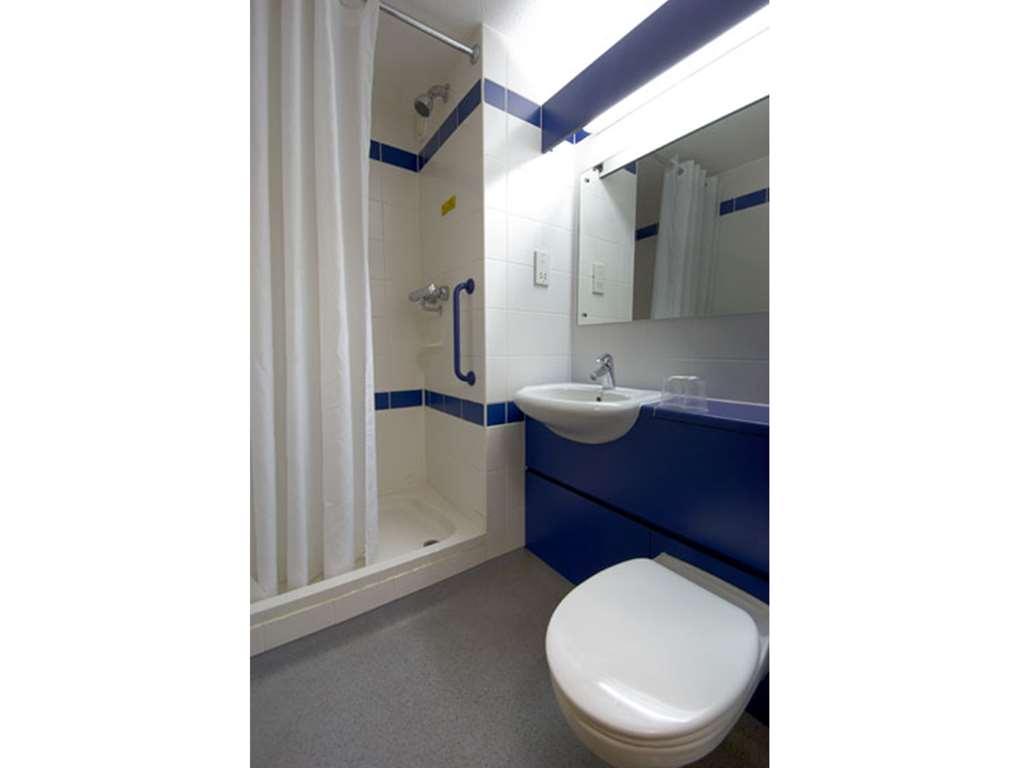 Travelodge Cirencester Room photo